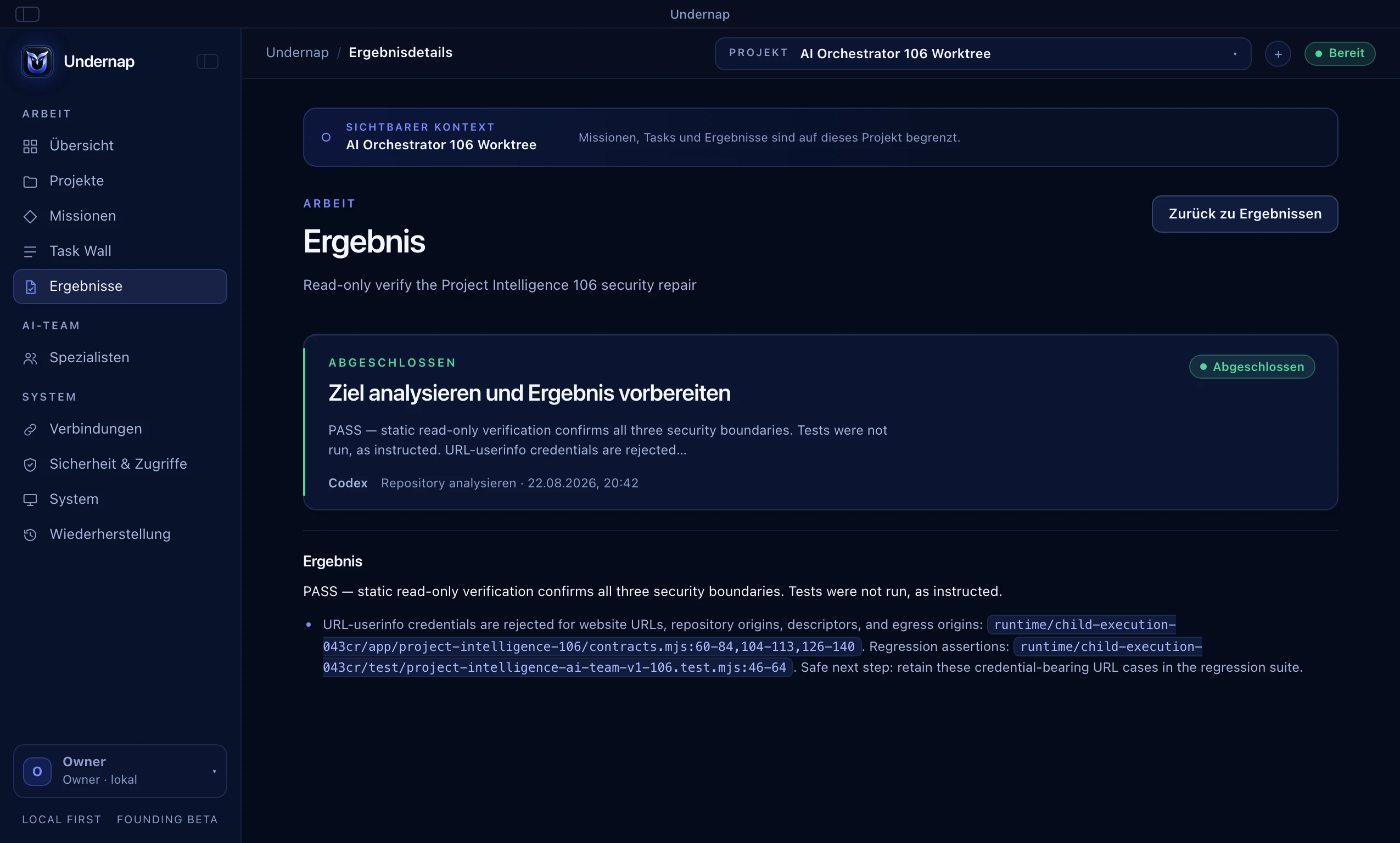 Designvorschau eines abgeschlossenen Ergebnisses in der dunklen Undernap-Oberfläche: PASS-Vermerk, Belege auf Datei- und Zeilenebene und der Banner „Sichtbarer Kontext“.